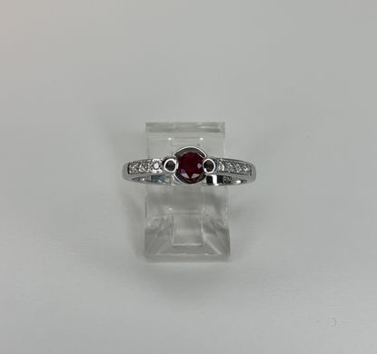 Image de Bague en or blanc 14KT avec rubis et diamants